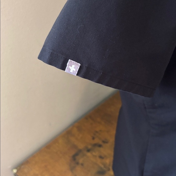 Figs Women’s Black V-Neck Scrub Top, Large, technical collection, EUC - Picture 3 of 5